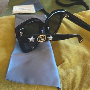 Round frame Gucci sunglasses with star